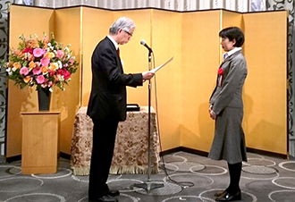 MOL representative receives the Award of Merit from Executive Committee Chairman Ryoichi Yamamoto at the awards ceremony.