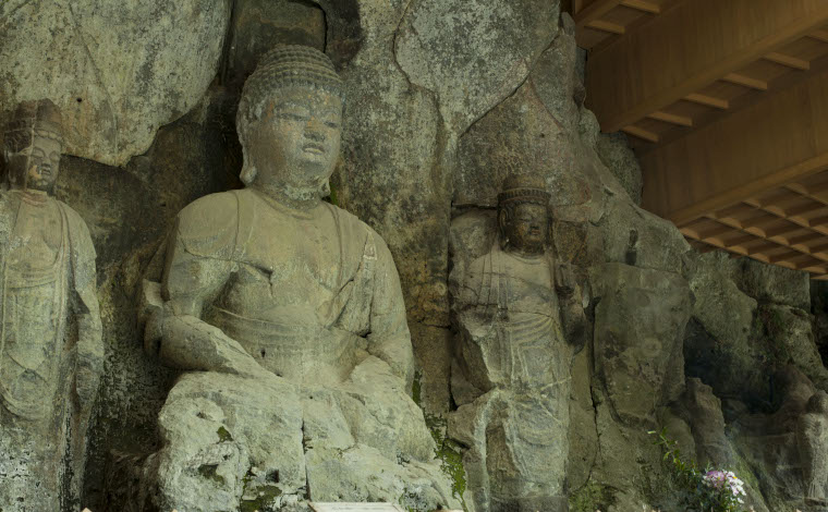 ホキ石仏第2群の第1龕（がん）にある阿弥陀三尊像