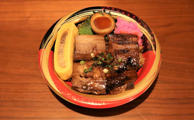 黒豚角煮のおいしさがたっぷり詰まったどんぶり。日本一の味をテイクアウト。