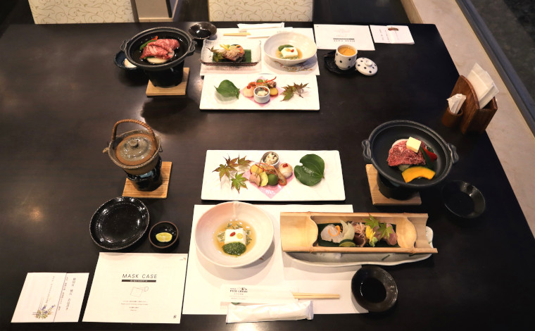 ホテル泊の夕食「韓国岳懐石」は、宮崎の食材がふんだんに使われています（写真は2人分）。