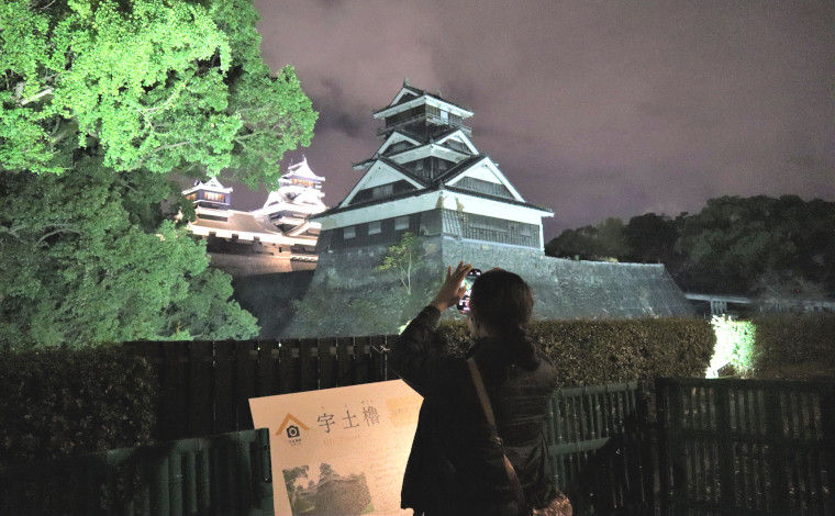 夜の熊本城・宇土櫓を撮影するガルちゃん。