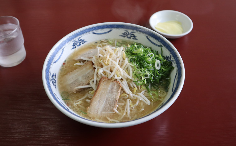 博多や熊本のとんこつとは違うスープの色。漬物が付くのが鹿児島式。