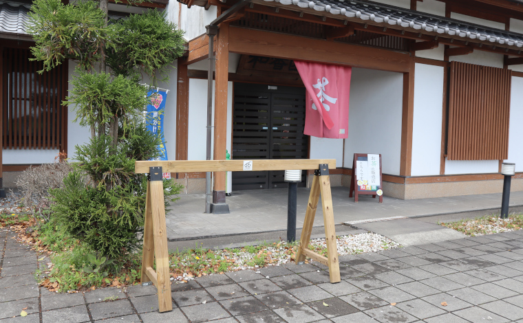 和香園原田本店前には、サイクルスタンドが設置され、「サイクリスト休憩所」にもなっています。