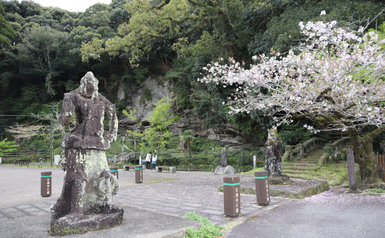 公園入口に立つ隈田原兄弟仁王像。歴史を感じます。
