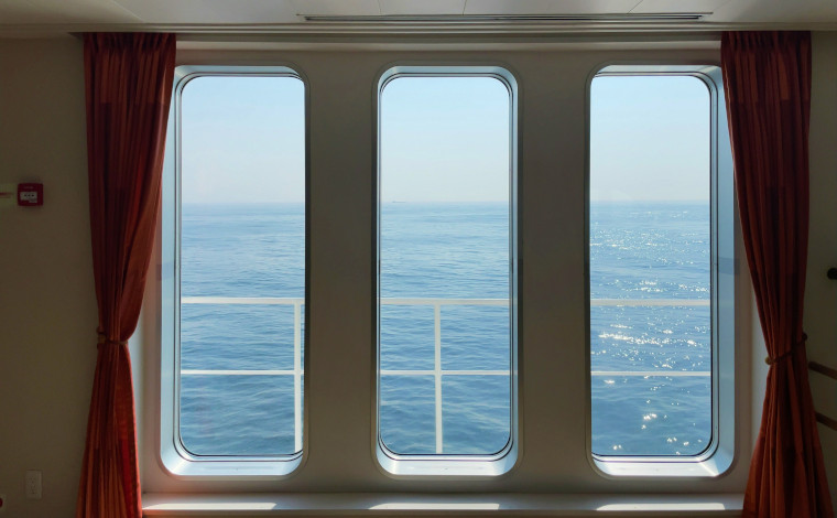 プロムナードの窓から見える海原