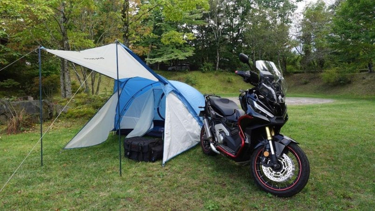 キャンプ初心者でも現地でバイクと一緒にキャンプ道具がフルレンタルできる
