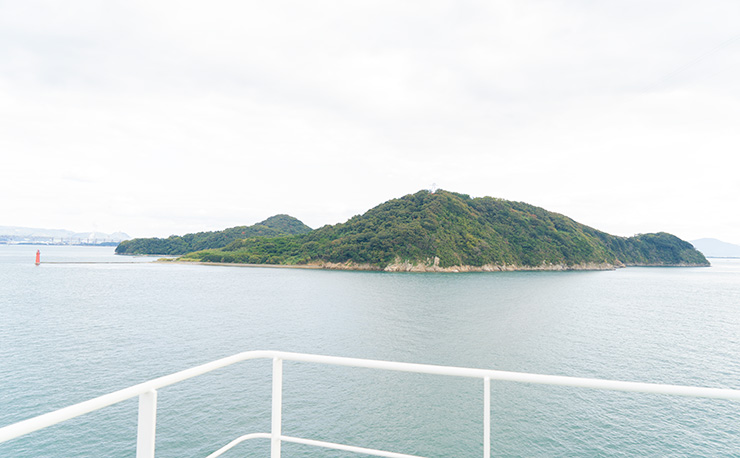 瀬戸大橋を通過し、しばらくして左舷側に見える高見島。