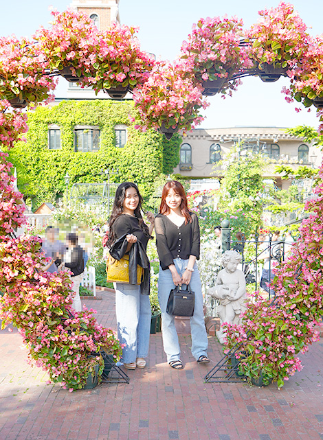 ハート形に造られたバラのモニュメントは大人気の撮影ポイント。