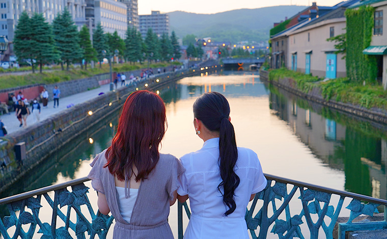 トワイライトタイムの小樽運河を眺めると、センチメンタルな気持ちに…。