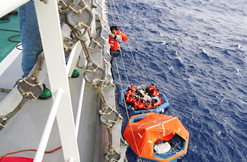 Rescue operations as seen from the Tohmisan Maru 