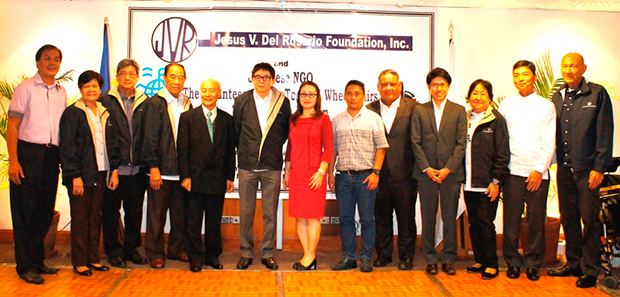 At the ceremony commemorating the donation: Jun Lacson, Country Director of MOL Philippines, Inc. (5th from right); Jaime C. Del Rosario, chairman and president of the Jesus V. Del Rosario Foundation, Inc. (8th from right); Norihiro Nose, director of the Volunteers Group to Send Wheelchairs to Overseas Children (9th from right)