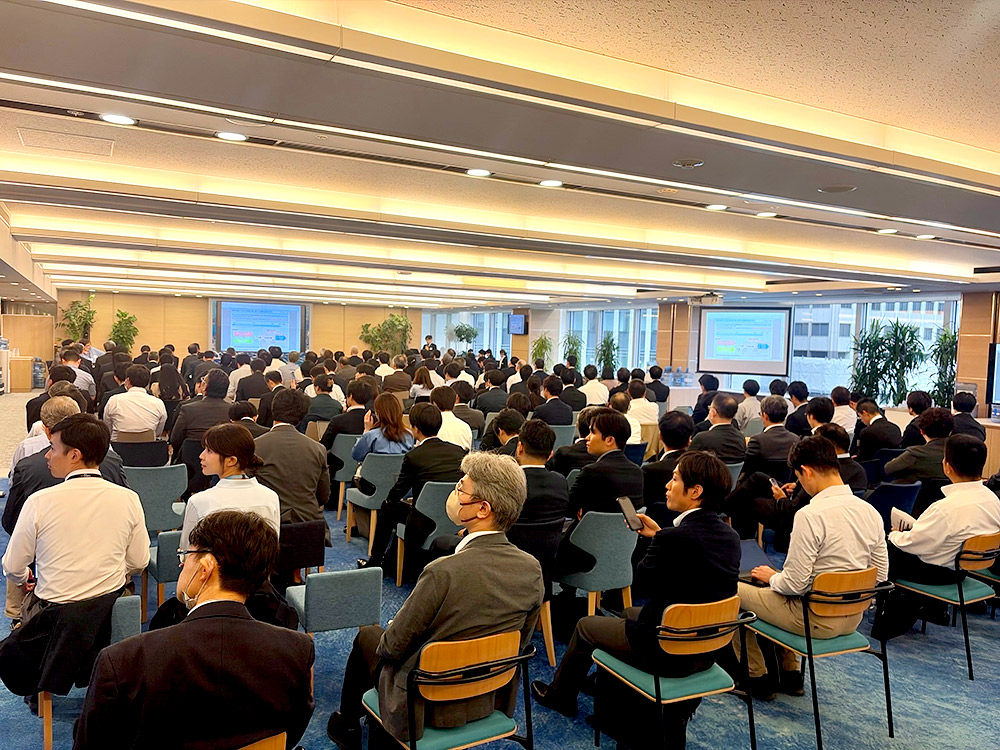 複数社の参加者が交流する自然な場面または別途協賛社集合写真撮影