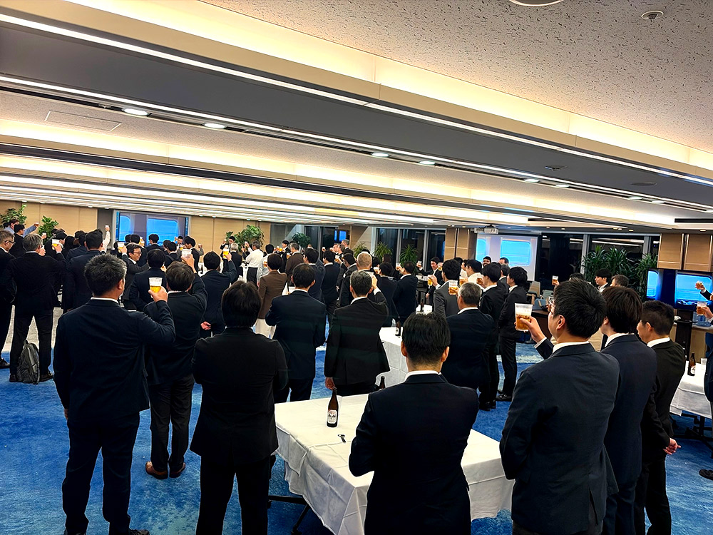 複数社の参加者が交流する自然な場面または別途協賛社集合写真撮影