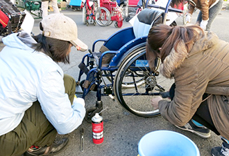 「海外に子ども用車椅子を送る会」による日本での車椅子整備の様子
